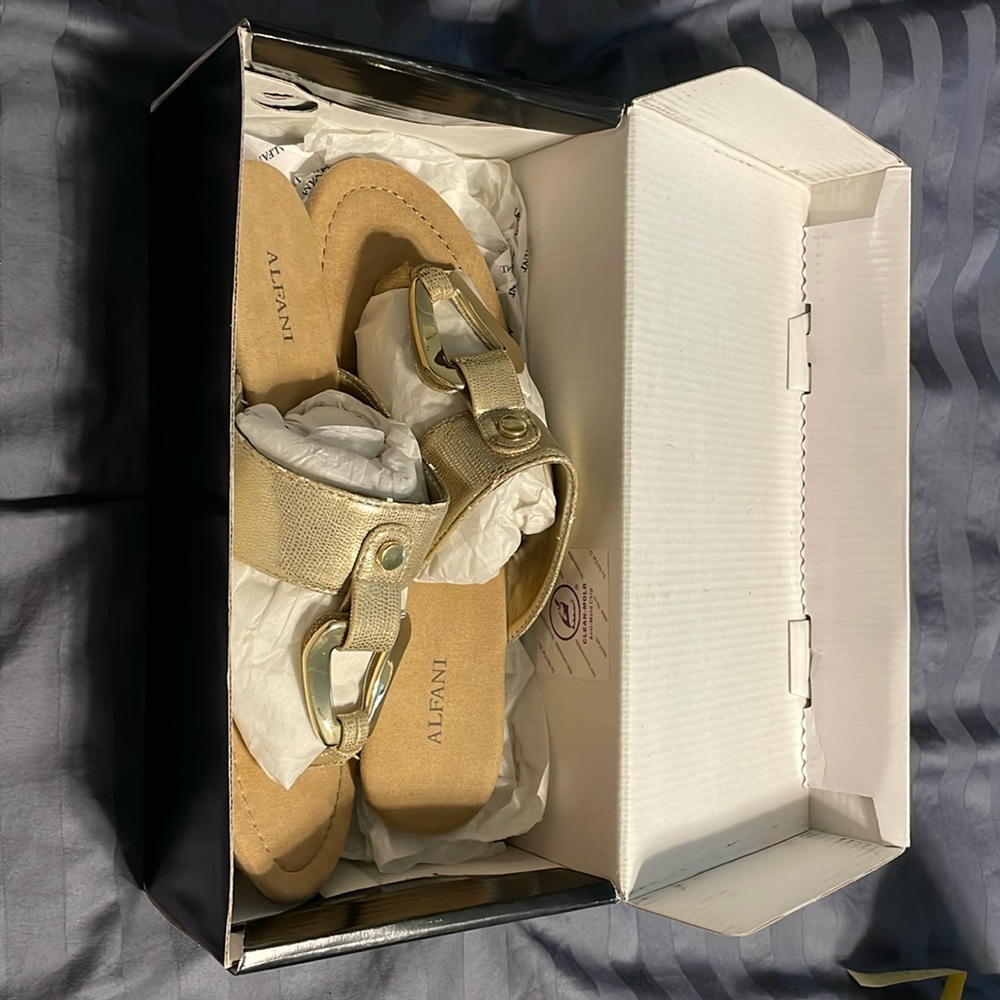 Golden sandals 🏝️